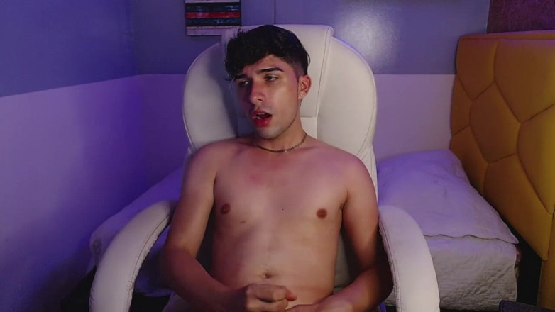 Diego_latinboy: Watching Porn While Masturbating and Cumming