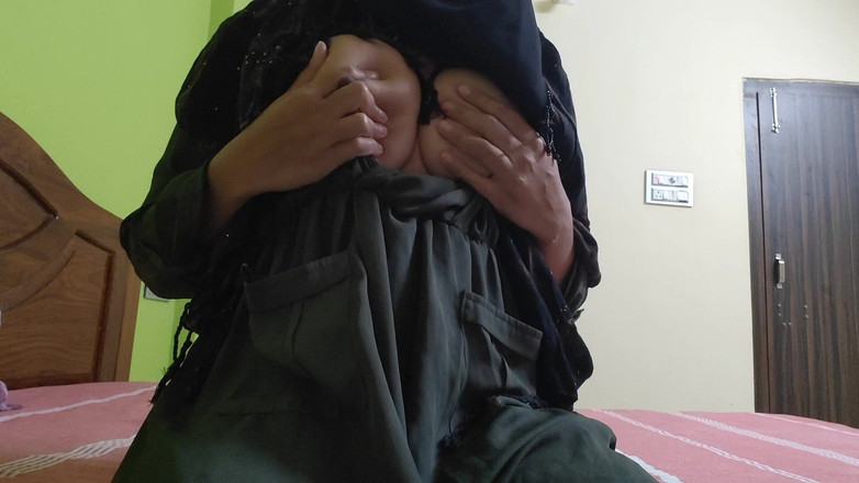 Hope Love: Muslimská dívka s krásnými prsy a dokonalým tělem se cítí...