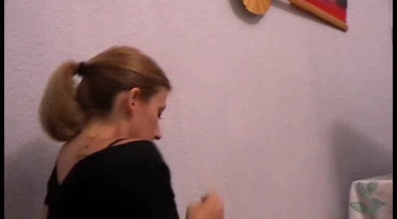 Femdom Austria: Menottée et accélérateur sur le canapé