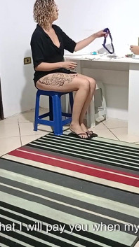 Suami dengan hutang berlari jauh dari rumah dan meninggalkan isterinya bersendirian dengan ahrat.
