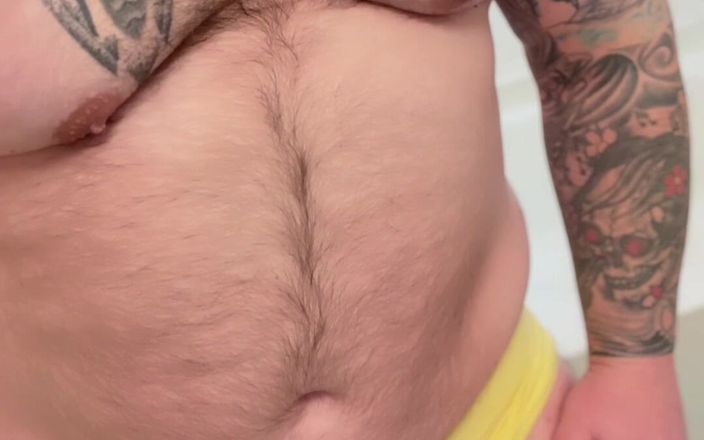 TattedRockerBear: Potetovaný chlupatý medvěd před hraním