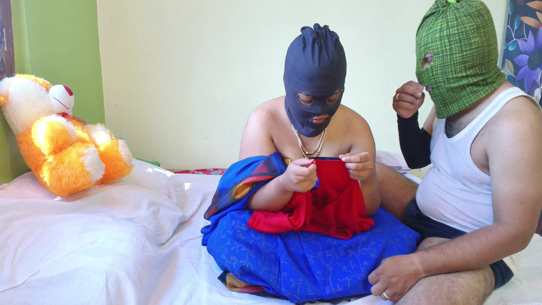 Hotty Mona: Desi Bhabhi chce, aby její nevlastní bratr šukal pouze její šťavnatou kundičku...