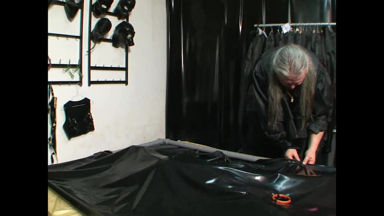 Absolute BDSM films - The original: İki kız kardeş yeni deneyimler deniyor