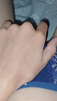 Meine freundin und ich masturbieren leichtfertig unter der decke neben unserer stiefmutter