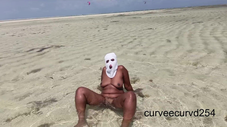 Curveecurvd254: Berkelip twerking di pantai di Afrika