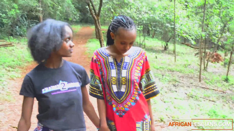 African Lesbians: Lesbian eboni Afrika amatur menjilat pepek dan memancut mani!
