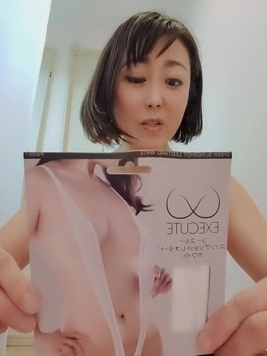 Mayumi Kanzaki: Mulher madura em traje sexy