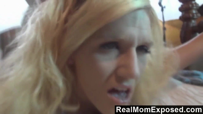 Real Mom Exposed: Блондинка мама Емі Бенкс грає з її мокрою пиздою і трахається