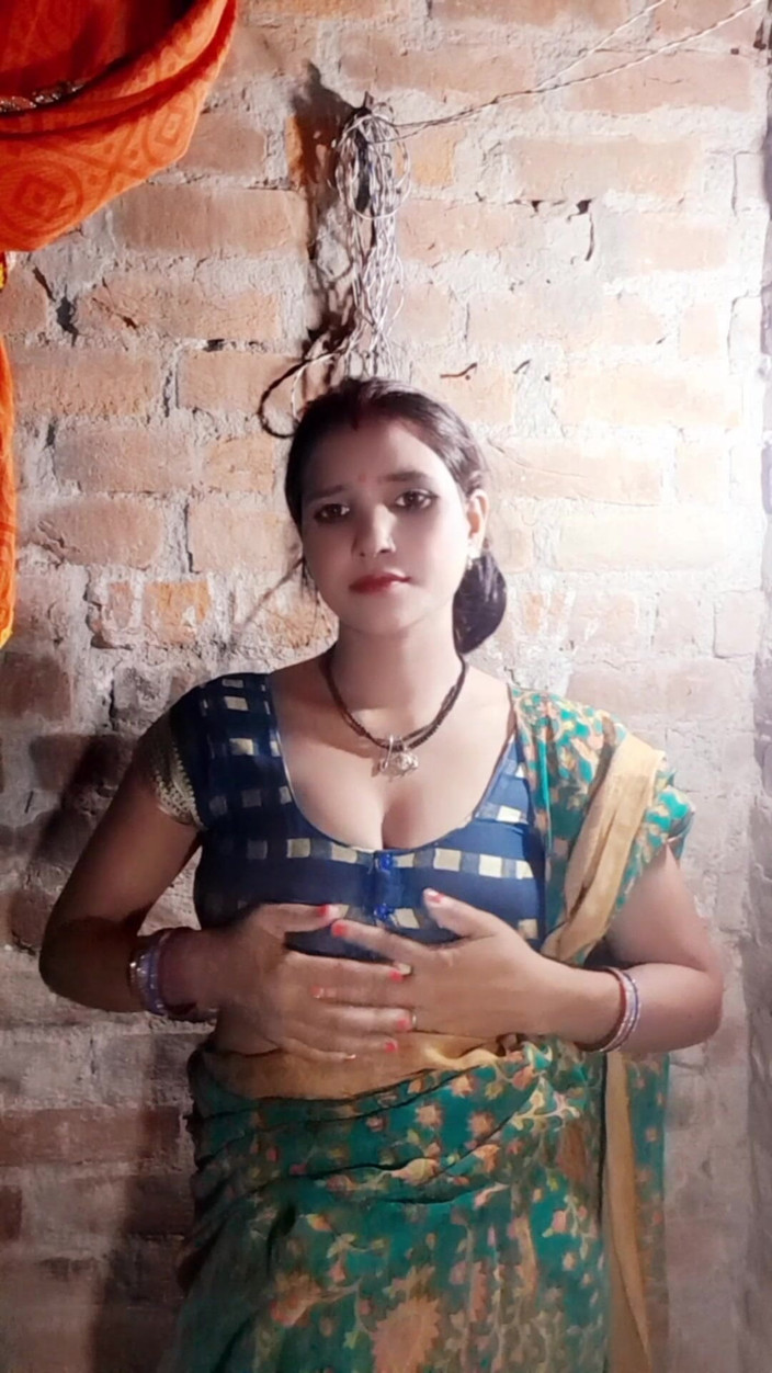 Renudbf: Indická sexy švagrová si prstí kundičku a stříká (hindský zvuk)