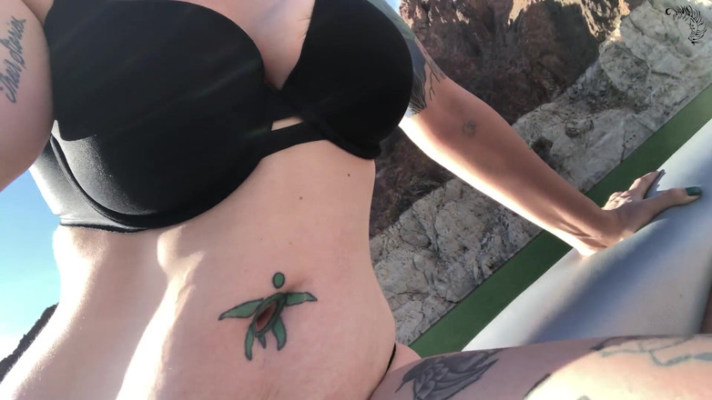 Nikki's Fetishes: Bauchanbetung auf einem boot