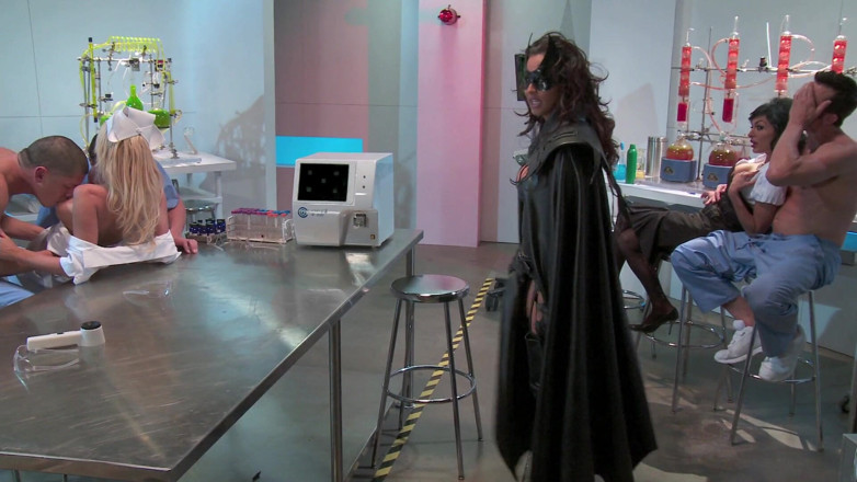 Superhero: Wanita kucing menguji antidote dan gembira dengan kesan sampingan
