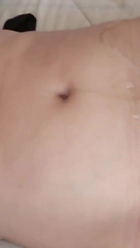 Meine frau gibt meinen freunden einen handjob, bis sie sie auf ihren ganzen körper kommen lässt