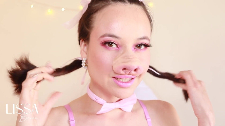 Lissa Brown: リトルピッグが彼女のアソコとお尻で遊ぶ