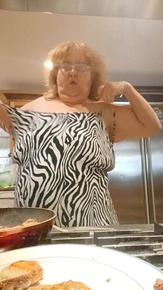 BBW nurse Vicki adventures with friends: 저녁 식사를 위해 돼지 고기 갈비를 요리하고 요리할 때 깜박임