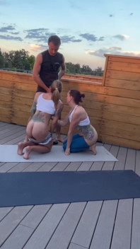 与 2 热身健美女孩的双口交变得肮脏 37 分钟