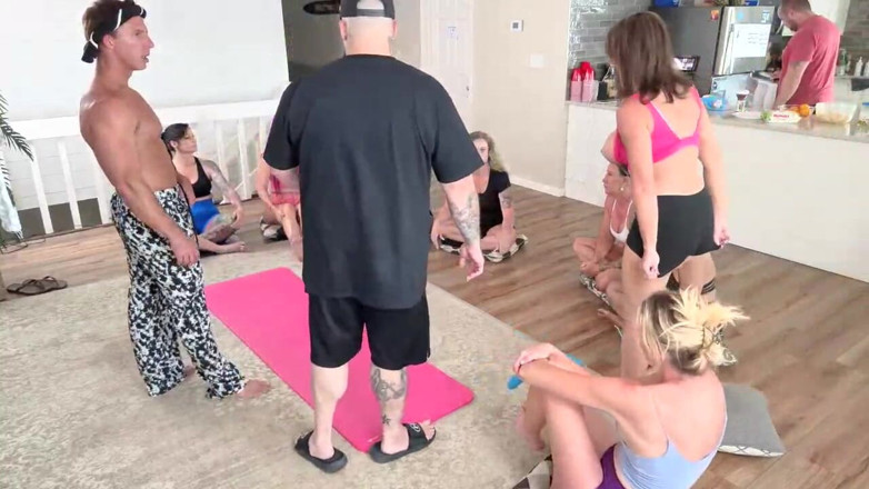 Dom Cruise: yogi dom krooj laiv sho leta hai par 8 milfs