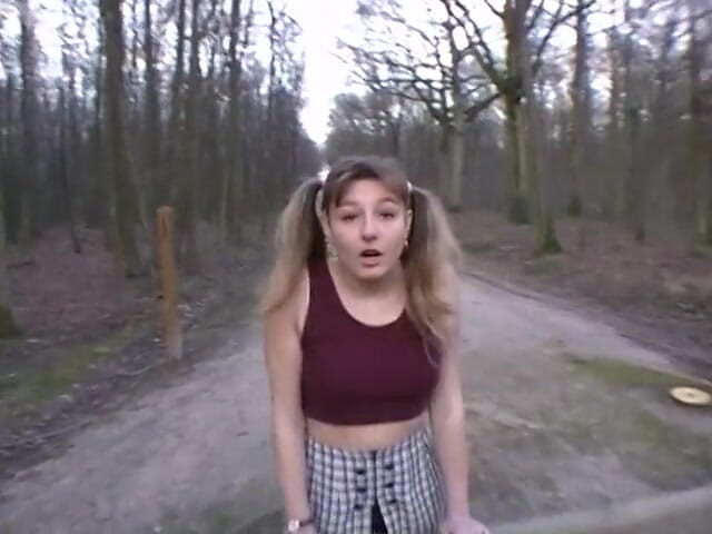Magmafilm: Sexy tiener met paardenstaarten toont haar lichaam onder de douche...