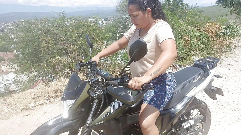 Pikaa6: Aku ngajarin tetanggaku caranya ngentot motor dan dia ngasih aku...