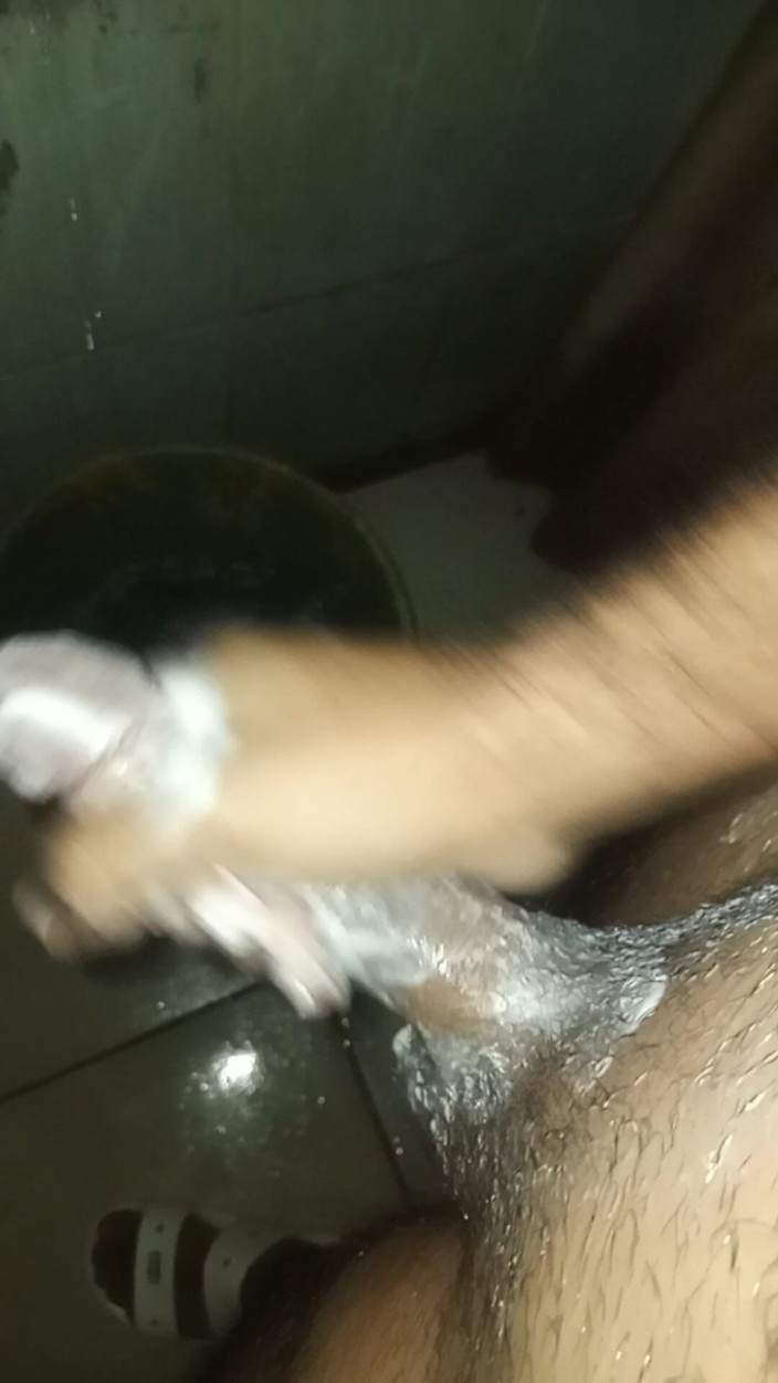 Cute boy jerks off: Lelaki langsing memegang zakarnya sebagai mainan dan mula melancap sepanjang...