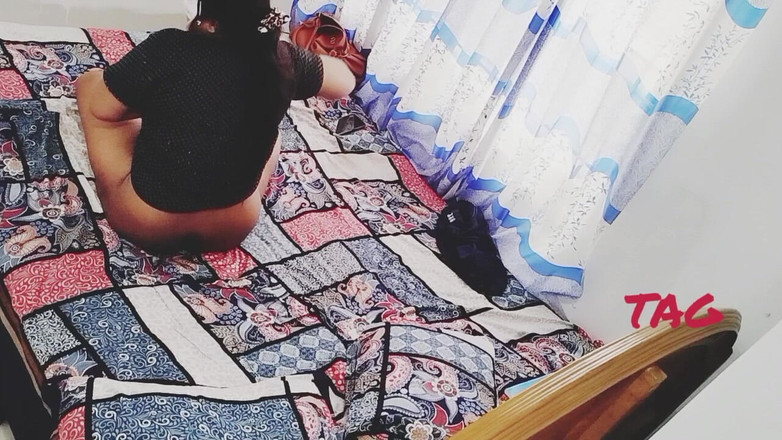 Teensex: Vriendin met dikke kont stemt ermee in om bed te...