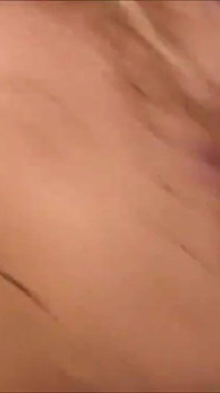 Cewek seksi rambut pirang berkacamata lagi asik nyepong kontolnya - close up