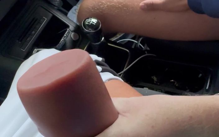 Kadu: Całkowicie nagi w samochodzie Uber, kierowca uwielbiał to