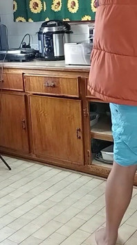 부엌에서 샐러드를 만드는 바보 F *** 친구