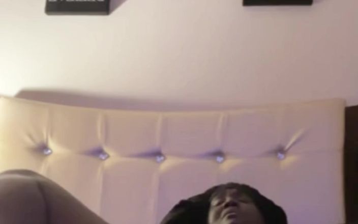 Super sexy ebony cuties: Orgasme cu tremurături de picioare gemând cu un vibrator puternic