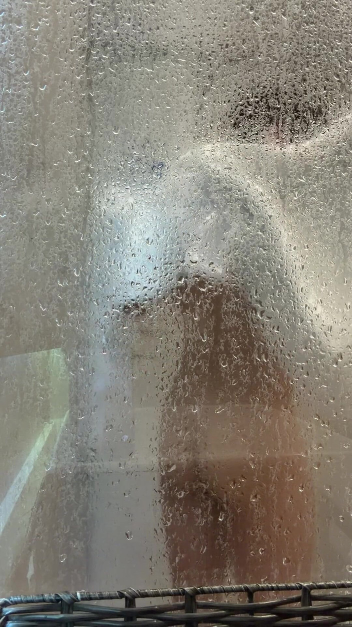 joanraay: Fratele meu vitreg a venit în vizită și a lăsat ușa deschisă în...