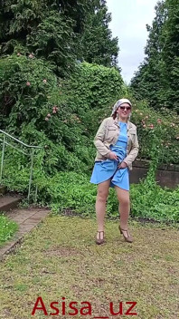Une musulmane suce dans le parc de la ville, enlève sa culotte et fait pipi, montre sa chatte.