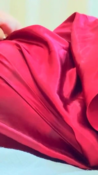 Linda gostosa em lingerie de seda de cetim vermelha sexy se masturbando até orgasmos extremos