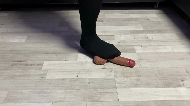 Whitekitten: Dominatoare sexy în ciorapi din nailon îți calcă pula în picioare