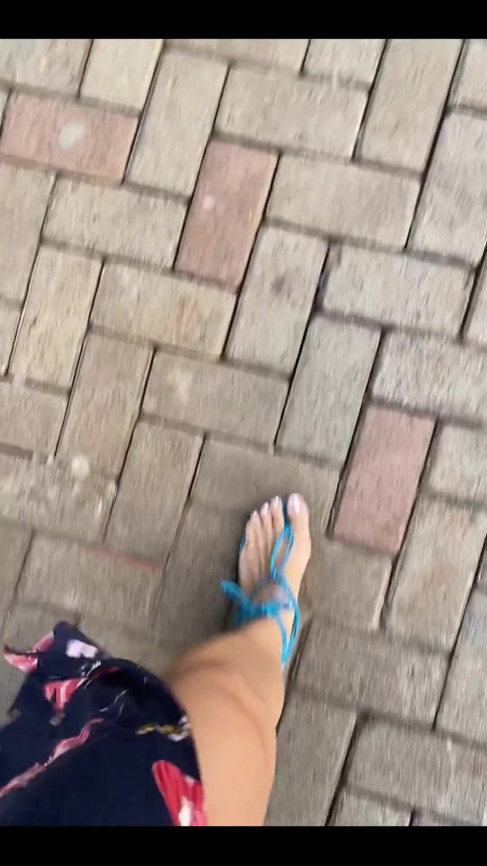 KiffaFeet: Доброе утро с моими сексуальными ногами и синими сандалиями
