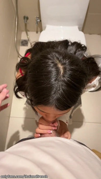 18 jahre alte asiatin lutscht mich öffentlich auf der toilette
