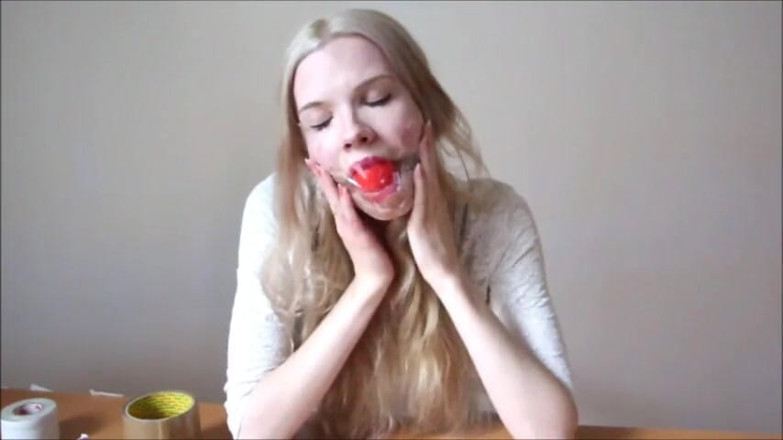 Selfgags classic: Séance d'auto-bâillon d'une jeune polonaise flirteuse ! (Épisode 1 sur 2)
