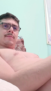 Il bel nerd si masturba e sborra sul latte