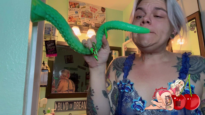 CherryBombBomb: Trening kozy gardła z moją nową długą zabawką fetysz