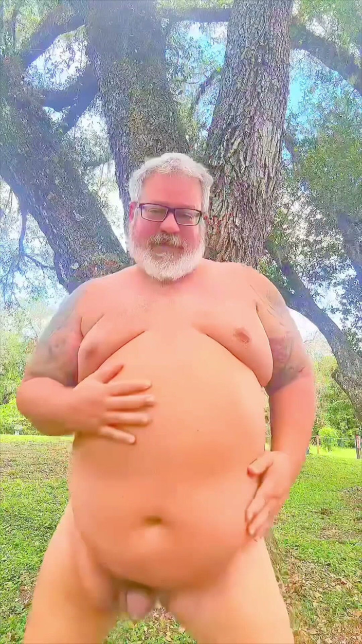 Hand-Free-Daddy-Chub: Nahý tančící medvěd v divočině ukazuje svou díru