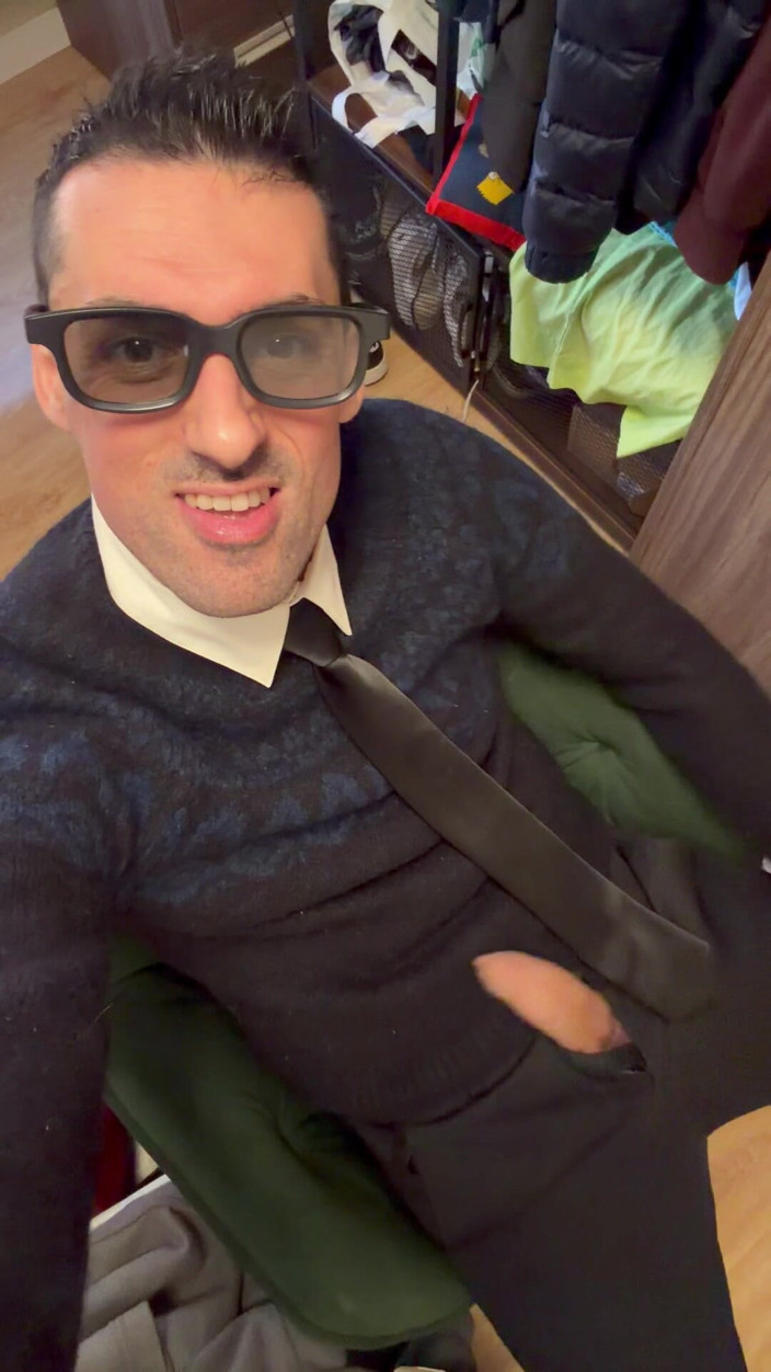 Liam Harding: Stepdaddy Showing off Big Cock and Pissing
