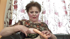 Solo Sex: おばあちゃんは彼女のディルドを楽しんでいます!