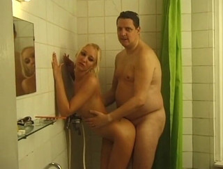 Flash Model Amateurs: La bionda dai seni piccoli si sta divertendo in bagno