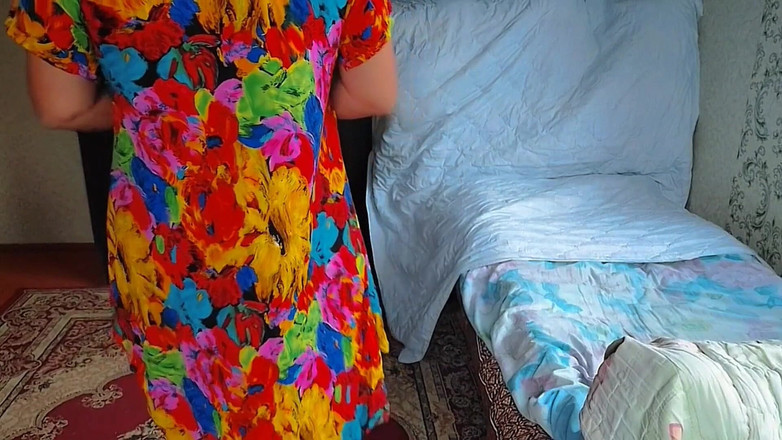 Kitty_Cross: 공원에서 빈티지 카메라로 포즈를 취하는 달콤한 펨보이