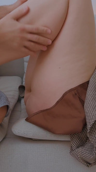 Orta yaşlı seksi kadın makarna için çalışmayı atlıyor... ama sonunda çok daha ateşli bir şeyler pişiriyor!