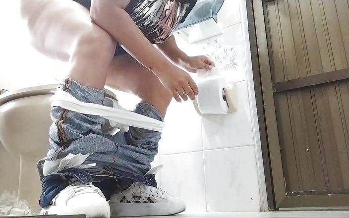 irina69star: क्लिनिक रोगी को कई कैमरों द्वारा मूतते हुए पकड़ा गया