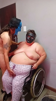 Aksi hot lesbian stacys si tante seksi yang lagi asik muasin memeknya pakai mainan seks