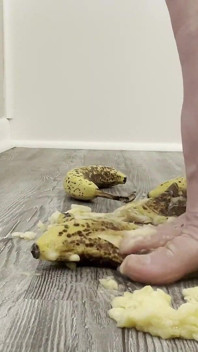 Banane mit füßen zerquetschen