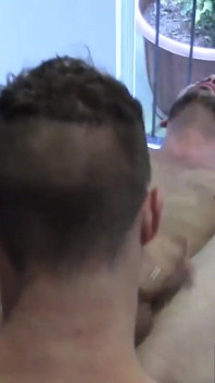 Randy homosexuală australiană goală îi oferă pula lui uriașă lui Danny în timp ce gătește