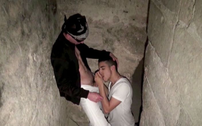 Discret Cruising sex: Đụ thẳng bạn của anh ấy trong tầng hầm
