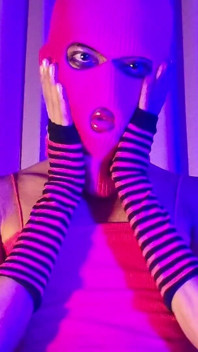 Máscara de balaclava rosa, mariquita teñida de pelo púbico juega con un vibrador