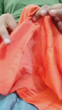 Satén de seda masturbación con la mano porno - satén y sedoso traje naranja frotar en la cabeza de la polla 85